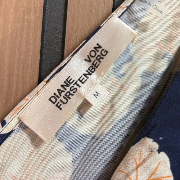 Diane Von Furstenberg DVF Naya Wrap Dress Size M pristine condition - Picture 9 of 13